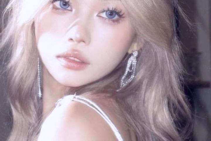 Zoey, 31, a blonde amber-eyed asian companion based in Mece. Offering Duos, Striptease, 69, Roleplay. Available for incall and outcall, day and evening dates.
