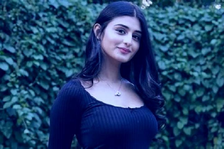Zoey, 32, a blonde amber-eyed middle eastern companion based in Sarin. Offering Roleplay, BDSM, Erotic Massage. Available for incall and outcall, overnight b...